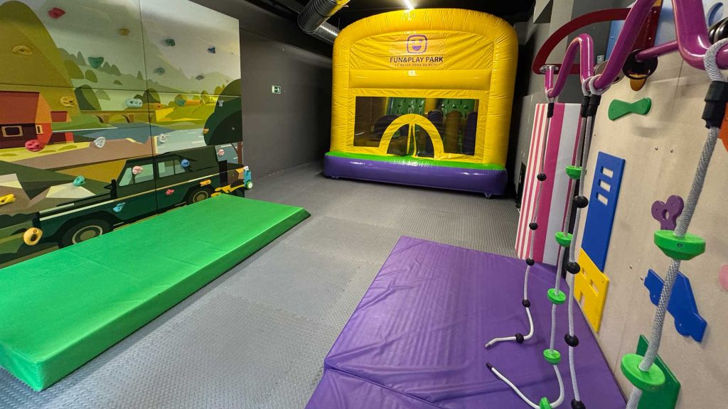 escalada-hinchables-ladrillos-bolas-parque-centro-infantil-ocio-funplaypark-vitoria-gasteiz